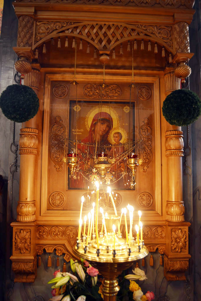 В Калужском храме святого пророка Иоанна Предтечи находится чудотворный список Тихвинской иконы Божией Матери (Одигитрия)