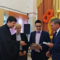 Городская школа №25 пригласила на свой бал клирика храма святого пророка Иоанна Предтечи священника Евгения Холявко