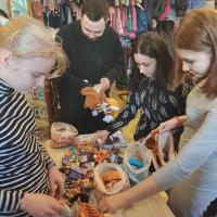 действующее при нашем храм молодёжное движение "Родные берега" приняло участие в благотворительной акции по сбору необходимых вещей и продуктов для детей и родителей, приехавших из Украины