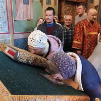 Второе воскресенье после Пасхи всегда посвящено памяти святых жен-мироносиц. Самым известным евангельским событием, участницами которого они стали, было свидетельство о воскресении Иисуса Христа. К святым женами-мироносицам, первыми пришедшим ко гробу своего Учителя, относят Марию Магдалину, Марию Клеопову, Саломию, Иоанну, Марфу и Марию, Сусанну и иных. Также в этот день совершается память святых Иосифа Аримафейского и Никодима, тайных учеников Иисуса, позаботившихся о погребении тела Спасителя.