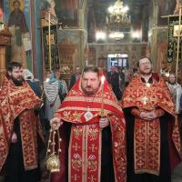 Николай Чудотворец — один из самых почитаемых святых в православии. Его вспоминают трижды в году: 11 августа верующие отмечают рождение святого, 19 декабря — дату его смерти, 22 мая — день перенесения мощей. Даты фиксированные, не меняются из года в год. На Руси 22 мая называли Николой Летним (или Вешним). В этот день в 1087 году состоялось перенесение мощей святителя и чудотворца Николая из Мир Ликийских в итальянский город Бари.  22 мая в храме святого пророка Иоанна Предтечи были совершены праздничные богослужения - накануне вечером было совершено всенощное бдение, предстоял настоятель храма, игумен Мефодий (Пронькин).