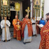 25 мая, Неделя 6-я по Пасхе о слепом, священномученика и чудотворца Ермогена, Патриарха Московского и всея Руси.  Господь исцелил не просто ослепшего, а того, кто никогда в жизни не видел, рожденного слепым, — о таком чуде никогда не слышали иудеи.  Фарисеи и храмовые служители в чудо не верят и, допрашивая то родителей слепорожденного, то его самого, пытаются выяснить, в чем подвох, и уличить их во лжи! Но в итоге исцеленный в простодушии своем обличает своих допросчиков, говоря: …Это и удивительно, что вы не знаете, откуда Он, а Он отверз мне очи. Но мы знаем, что грешников Бог не слушает; но кто чтит Бога и творит волю Его, того слушает. От века не слыхано, чтобы кто отверз очи слепорожденному. Если бы Он не был от Бога, не мог бы творить ничего. Уязвленные фарисеи выгоняют его с раздражением: Во грехах ты весь родился, и ты ли нас учишь!  У этого события, конечно, есть духовная параллель, о которой идет речь в богослужебных текстах: духовные глаза человеку может открыть только Христос. А те, кто бахвалится прекрасным духовным зрением, то есть знанием и праведностью, могут оказаться слепы.