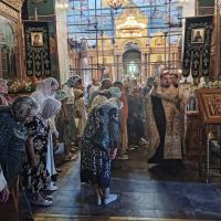 В день Вознесения произошло то, о чем Христос предупреждал еще первосвященника Каиафу накануне Своего распятия: Сын Человеческий воссядет одесную силы Божией (Лк 22:69). Так и случилось: через сорок дней после Воскресения Господь вознесся на небо.  Вознесение Христово открывает перспективу вхождения в эту вечность и для нас. От апостола Павла мы знаем, что в день Второго Пришествия Спасителя восхищены будем на облаках в сретение Господу на воздухе, и так всегда с Господом будем (1 Фес 4:17). Очевидно, с нами «произойдет нечто подобное тому, что произошло… с Самим Господом на горе Елеонской», делал вывод архиепископ Херсонский Иннокентий (Борисов). А святитель Николай Сербский (Велимирович) уподоблял вознесшегося Христа «орлу, что прокладывает путь своим орлятам», или «ласточке, что летит впереди, указывая путь стае».