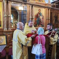Сегодня церковь вспоминает отцов Первого Вселенского Собора в седьмую Неделю по Пасхе. Именно святые отцы — участники Собора утвердили догмат о Святой Троице и написали бóльшую часть Символа веры, который и сегодня на литургии поют всем храмом. Собор состоялся в городе Никее в 325 году, отсюда его второе название — Никейский. Среди 318 участников Собора были самые известные святые нашей Церкви: святитель Спиридон Тримифунтский и святитель Николай Чудотворец.