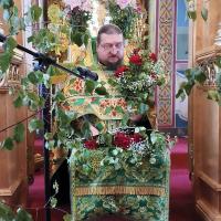 Праздник Святой Троицы, называемый еще Пятидесятницей, посвящен сошествию Святого Духа на апостолов в пятидесятый день после воскресения Христова.  «Бог Дух Святой, Животворящий, от Бога Отца исходящий, и с Ним и Сыном спокланяемый и всегда вместе славимый, сошел в виде огненных языков на апостолов и прочих, отчего они внезапно возродились, озарились, просветились, умудрились и начали говорить на разных языках, коих прежде не знали, — о великих делах Божиих» (Праведный Иоанн Кронштадтский).  Сошествием Святого Духа утверждается в мире христианская вера и начинает свое бытие Церковь Христова.