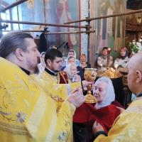 В первое воскресенье после праздника Святой Троицы — в 2025 году это 15 июня — православная Церковь торжественно празднует Собор всех святых, завершая Пятидесятницу, один из важнейших христианских периодов, который знаменует собой сошествие Святого Духа на апостолов. Церковь чествует тех, кто последовал за Христом — всех святых, живших в разные времена, из разных народов, известных и безымянных, которые своим подвигом и верностью прославили имя Божие.  Собор всех святых также предваряет начало Апостольского поста, который начинается в понедельник, 16 июня. Этим постом Церковь подготавливает верующих к дню памяти святых первоверховных апостолов Петра и Павла, который совершается 12 июля. Таким образом, праздник Собора всех святых венчает один период и открывает другой — духовно значимый и наполненный покаянием.