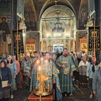 «Рождество Твое, Богородице Дево, радость возвести всей вселенней: из Тебе бо возсия Солнце правды Христос Бог наш, и разрушив клятву, даде благословение, и упразднив смерть, дарова нам живот вечный».  Рождество Пресвятой Владычицы нашей Богородицы и Приснодевы Марии — полное название праздника, который Русская Православная Церковь отмечает 21 сентября.  Святой Иоанн Дамаскин видел в Пресвятой Деве происхождение из царского рода Давида и священнического рода. Её родители отличались праведностью, и она родилась в Назарете, что символизирует цветущее и сокровенное место. Она — цвет, проросший из неплодной утробы, благоухающий и дарующий плод — Христа Бога. Она превзошла Херувимов мудростью и познанием. «Рождество Твое, Богородице Дево, радость возвести всей вселенней: из Тебе бо возсия Солнце правды Христос Бог наш, и разрушив клятву, даде благословение, и упразднив смерть, дарова нам живот вечный».  Рождество Пресвятой Владычицы нашей Богородицы и Приснодевы Марии — полное название праздника, который Русская Православная Церковь отмечает 21 сентября.  Святой Иоанн Дамаскин видел в Пресвятой Деве происхождение из царского рода Давида и священнического рода. Её родители отличались праведностью, и она родилась в Назарете, что символизирует цветущее и сокровенное место. Она — цвет, проросший из неплодной утробы, благоухающий и дарующий плод — Христа Бога. Она превзошла Херувимов мудростью и познанием.