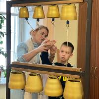 В субботу состоялся первый урок школы юных звонарей в воскресной школе Предтеченского духовно-просветительского центра. С ударом колокола начинается служба в храме. Звонит колокол и зовет, разговаривает своим могучим языком с каждым человеком по-своему: кого-то просит остановиться и посмотреть ввысь, кого-то побуждает зайти в храм, а кого-то зовет на колокольню – подняться высоко и ударить в колокола, услышать, как разливается звук по воздуху и до самого Неба… В субботу состоялся первый урок школы юных звонарей в воскресной школе Предтеченского духовно-просветительского центра. С ударом колокола начинается служба в храме. Звонит колокол и зовет, разговаривает своим могучим языком с каждым человеком по-своему: кого-то просит остановиться и посмотреть ввысь, кого-то побуждает зайти в храм, а кого-то зовет на колокольню – подняться высоко и ударить в колокола, услышать, как разливается звук по воздуху и до самого Неба…