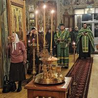 23 октября день памяти одного из самых известных и любимых в народе святых — преподобного Амвросия Оптинского (1812-1891). Этот великий старец XIX века более 30 лет провёл в знаменитой Оптиной пустыни, став для всей России духовным наставником.  К нему за советом и утешением шли тысячи людей — от простых крестьян до известных писателей, таких как Фёдор Достоевский и Лев Толстой. Старец Амвросий обладал даром прозорливости, умел найти для каждого человека, вне зависимости от его сословия и образования, простые, ясные и нужные слова. Его мудрые изречения, полные любви и доброго юмора, дошли до наших дней: «Жить — не тужить, никого не осуждать, никому не досаждать, и всем — моё почтение!», «Где просто, там ангелов со сто, а где мудрено — там ни одного». 23 октября день памяти одного из самых известных и любимых в народе святых — преподобного Амвросия Оптинского (1812-1891). Этот великий старец XIX века более 30 лет провёл в знаменитой Оптиной пустыни, став для всей России духовным наставником.  К нему за советом и утешением шли тысячи людей — от простых крестьян до известных писателей, таких как Фёдор Достоевский и Лев Толстой. Старец Амвросий обладал даром прозорливости, умел найти для каждого человека, вне зависимости от его сословия и образования, простые, ясные и нужные слова. Его мудрые изречения, полные любви и доброго юмора, дошли до наших дней: «Жить — не тужить, никого не осуждать, никому не досаждать, и всем — моё почтение!», «Где просто, там ангелов со сто, а где мудрено — там ни одного».