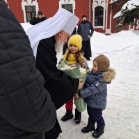 3 января, учащиеся Воскресной школы Предтеченского духовно-просветительского центра традиционно участвовали в открытии Рождественской недели в Калуге у Рождественского вертепа храма святого пророка Иоанна Предтечи. Теплое концертное выступление детей и встреча важного гостя: митрополита Калужского и Боровского Климента - всё это уже позади.., но впереди главное - праздник, которому все празднества посвящены - Рождество Христово!