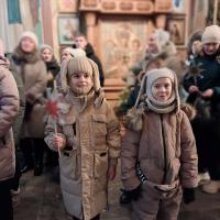 9 января Калуга славила родившегося Богомладенца Христа - город освятило пение Рождественских колядок. Традиционно началось колядование в покоях митрополита Калужского и Боровского Климента, первыми поздравить своего архипастыря пришли воспитанники духовных школ митрополии: семинаристы, воспитанники училища и гимназий, а также учащиеся воскресных школ.  Посетили колядовщики и храм святого пророка Иоанна Предтечи в Калуге, где их встречал настоятель храма игумен Мефодий (Пронькин), щедро вознаграждая христославов сладкими подарками.