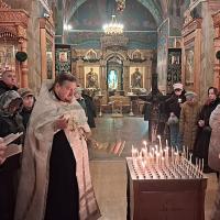 Церковный устав велит поминать усопших родных и близких каждый день дома или в храме. Кроме того, есть несколько особых дней в году, называются они родительскими субботами. Наиболее полный их смысл передает греческое именования — 