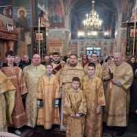 Адамово изгнание… Это и есть отправная точка нашего земного странствия в поисках утраченного Отечества — Царства Божия. Причина изгнания Адама — грех, совершенный прародителем. Грех же причина страданий, болезней, скорбей и самой смерти. Поэтому борьба с грехом — это главный подвиг на пути к Богу. Последнее воскресенье перед началом Великого поста именуется Церковью Неделей сыропустной (так как именно сегодня заканчивается употребление в пищу молочных продуктов).