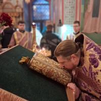 1 марта 2026 года верующие отмечают день Торжества Православия. Этот праздник напоминает об окончательной победе над врагами православия – иконоборцами. Вот уже больше тысячи лет Торжество Православия совершается в первую неделю (или воскресенье) Великого поста. В этот день в храме святого пророка Иоанна Предтечи в Калуге были совершены воскресные богослужения. Всенощное бдение, совершенное накануне вечером, возглавил настоятель храма игумен Мефодий (Пронькин), сослужили ему клирики храма. За богослужением все желающие также могли поговорить со священником и принести покаяние на таинстве исповеди.