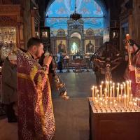 В третью субботу Великого поста Церковь отметила вторую великопостную Родительскую субботу. В 2026 году этот особый день поминовения усопших пришелся на 14 марта. В эти дни можно прийти на Литургию и молиться за усопших. То есть не просто подать записку об упокоении или заказать сорокоуст, а лично принять участие в общей молитве. Несмотря на название «родительские», в эти дни христиане молятся в храме обо всех почивших родственниках и единоверцах. Во время службы принято ставить свечу за упокой на панихидный столик. Кроме того, люди стараются подать что-то на поминальный стол. В Церковь приносят постные продукты - крупы, хлеб и т. д.