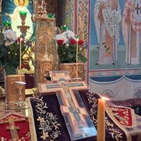 Третье воскресенье Великого поста посвящено Кресту Господню и служит укреплению христиан в духовном и физическом подвиге Великого поста. «Так как во время сорокадневного поста и мы некоторым образом распинаемся, умерщвляя страсти, и ощущаем горечь, унывая и изнемогая, то и полагается перед нами Честной и Животворящий Крест как прохлаждающий и укрепляющий нас, напоминающий нам о страданиях Господа нашего Иисуса Христа и утешающий», — говорится в Синаксаре (кратком объяснении празднуемого события, которое раньше зачитывалось во время богослужения утрени) Крестопоклонной Недели.