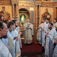 Пришел Господь и повелел Лазарю встать из мертвых: вот образ для нас. В каждом из нас он лежит – умерший, побежденный, окруженный нашим сетованием, часто безнадежным. А сегодняшнее Евангелие, на самой грани страстных дней, нам говорит: Не бойтесь! Я – воскрешение и жизнь!  Митрополит Антоний Сурожский.  4 апреля, Лазарева суббота, в храме святого пророка Иоанна Предтечи города Калуги митрополит Калужский и Боровский Климент совершил Божественную литургию святителя Иоанна Златоуста.