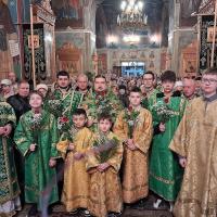 5 апреля, Вербное воскресенье. За неделю до Светлой Пасхи, Святая Церковь вспоминает событие из жизни Спасителя - вход Господень в Иерусалим. Все четыре евангелиста повествуют о Входе Иисуса Христа в Иерусалим за несколько дней до крестных страданий. Когда после чудесного воскрешения Лазаря Иисус Христос за шесть дней до Пасхи собрался для празднования ее идти в Иерусалим, то многие из народа с радостным чувством последовали за Иисусом, готовые сопровождать Его с торжественностью, с какою в древние времена на Востоке сопровождали царей.