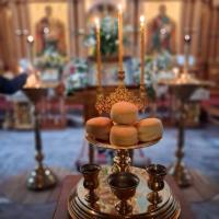 7 апреля православные христиане отмечают один из главных праздников церковного года — Благовещение Пресвятой Богородицы. В 2026 году этот светлый день выпадает на вторник и имеет особую особенность: он приходится на Страстную седмицу — последнюю и самую строгую неделю Великого поста, когда верующие вспоминают страдания и крестную смерть Христа.