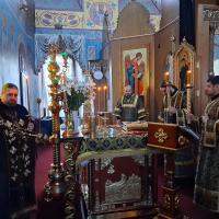 9 апреля, Великий Четверг, в богослужении воспоминаются четыре важнейших события из жизни Христа Спасителя: Тайная Вечеря, на которой Господь установил новозаветное таинство святой Евхаристии; омовение ног ученикам в знак глубокого смирения и любви к ним; молитва в саду Гефсиманском и предательство Иисуса Христа Иудою на страдания и смерть. Накануне вечером были совершены малое повечерие и утреня, утром вечерня в соединении с литургией Василия Великого.