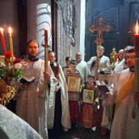 В ночь на 12 апреля, Вселенская Православная Церковь празднует Светлое Христово Воскресение, торжества прошли и в храме святого пророка Иоанна Предтечи в Калуге. Начинаются пасхальные торжества с полунощницы - перед Плащаницей Спасителя прочитывается канон и она заносится в алтарь, полагаясь на Святом Престоле.