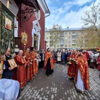 В третье воскресенье по Пасхе Церковь празднует память святых Жен-Мироносиц, первыми узнавших о воскресении Спасителя. К женам-мироносицам относят несколько благочестивых женщин, упоминаемых в Евангелии: Марию Магдалину, Марию Иаковлеву, Саломию, Иоанну, Сусанну, сестер Марфу и Марию. Они достигли искренности по любви своей ко Христу и совершённым покаянием избавились и исцелились от страстей. И вечно будут они служить всему христианскому миру примером сильной и живой любви, христианской женской заботы о человеке, образцом покаяния!