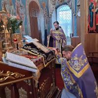 14 августа Православная Церковь празднует Происхождение (изнесение) Честных Древ Животворящего Креста Господня. Русское название праздника «происхождение» – не вполне точный перевод греческого слова, которое означает торжественную церемонию, крестный ход.